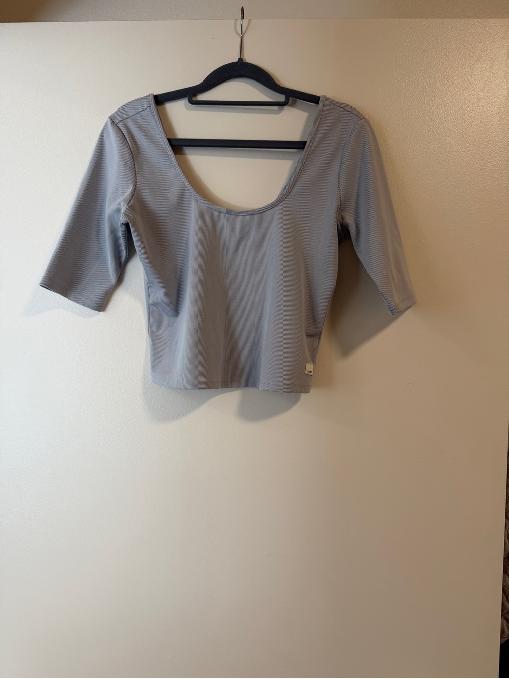 Vuori Women's Scoop Neck Cropped Top - Gray